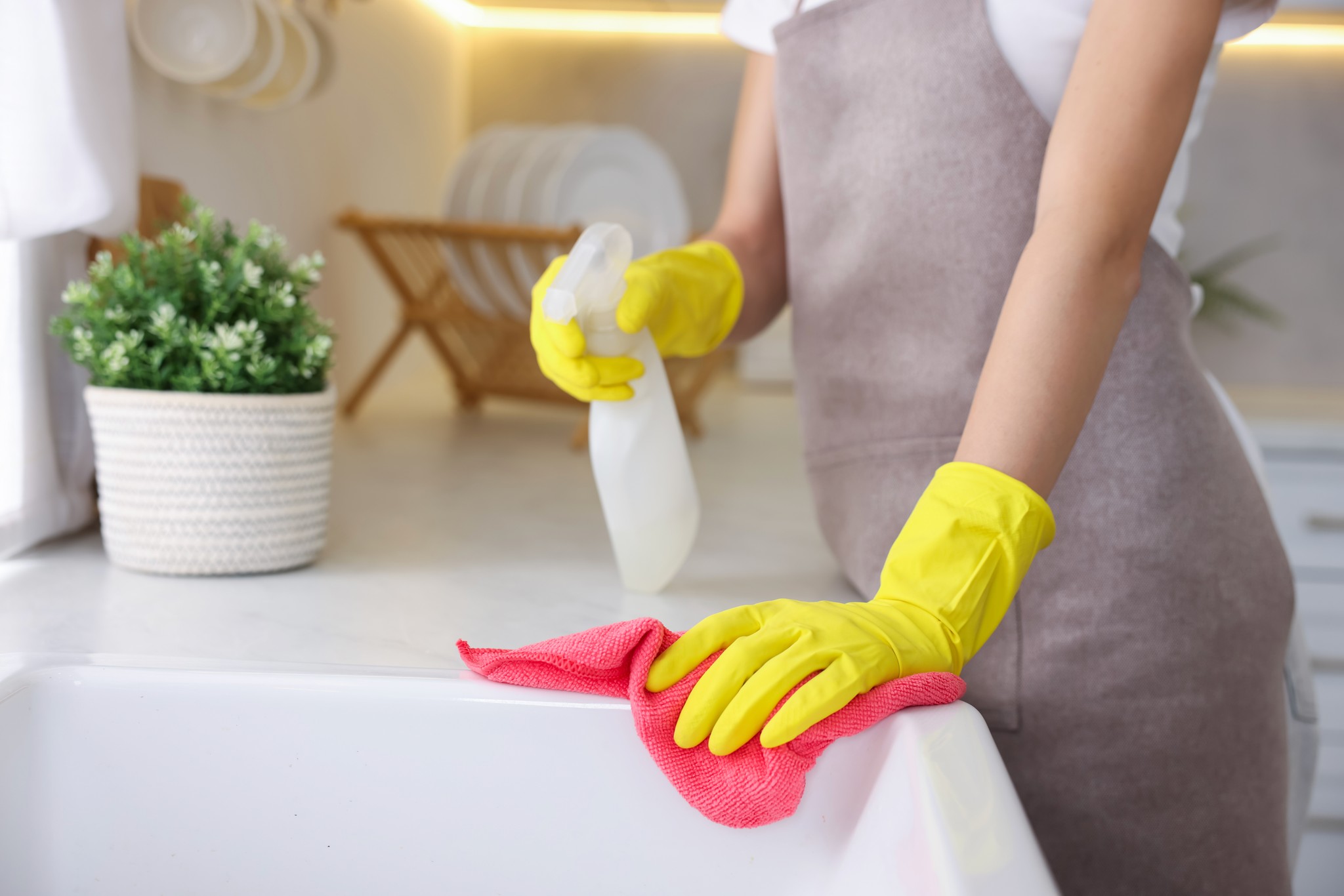 Moderner Verkaufsraum eines Bekleidungsgeschäfts mit Kleidung und Regalen.