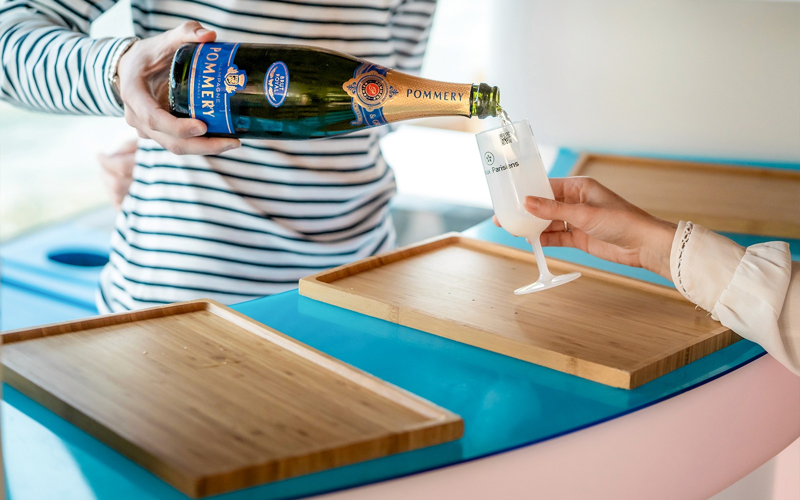 人们在巴黎塞纳河游船上享用香槟,背景是埃菲尔铁塔。