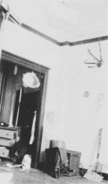 A room with a mirror and a desk

AI-generated content may be incorrect.