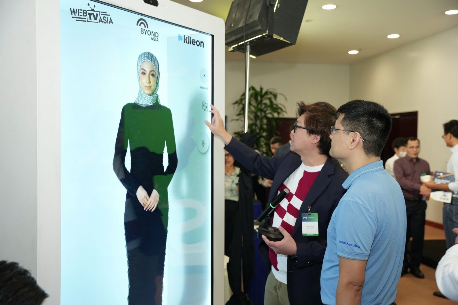 Các đại biểu tham quan, tìm hiểu về trí tuệ nhân tạo (AI)