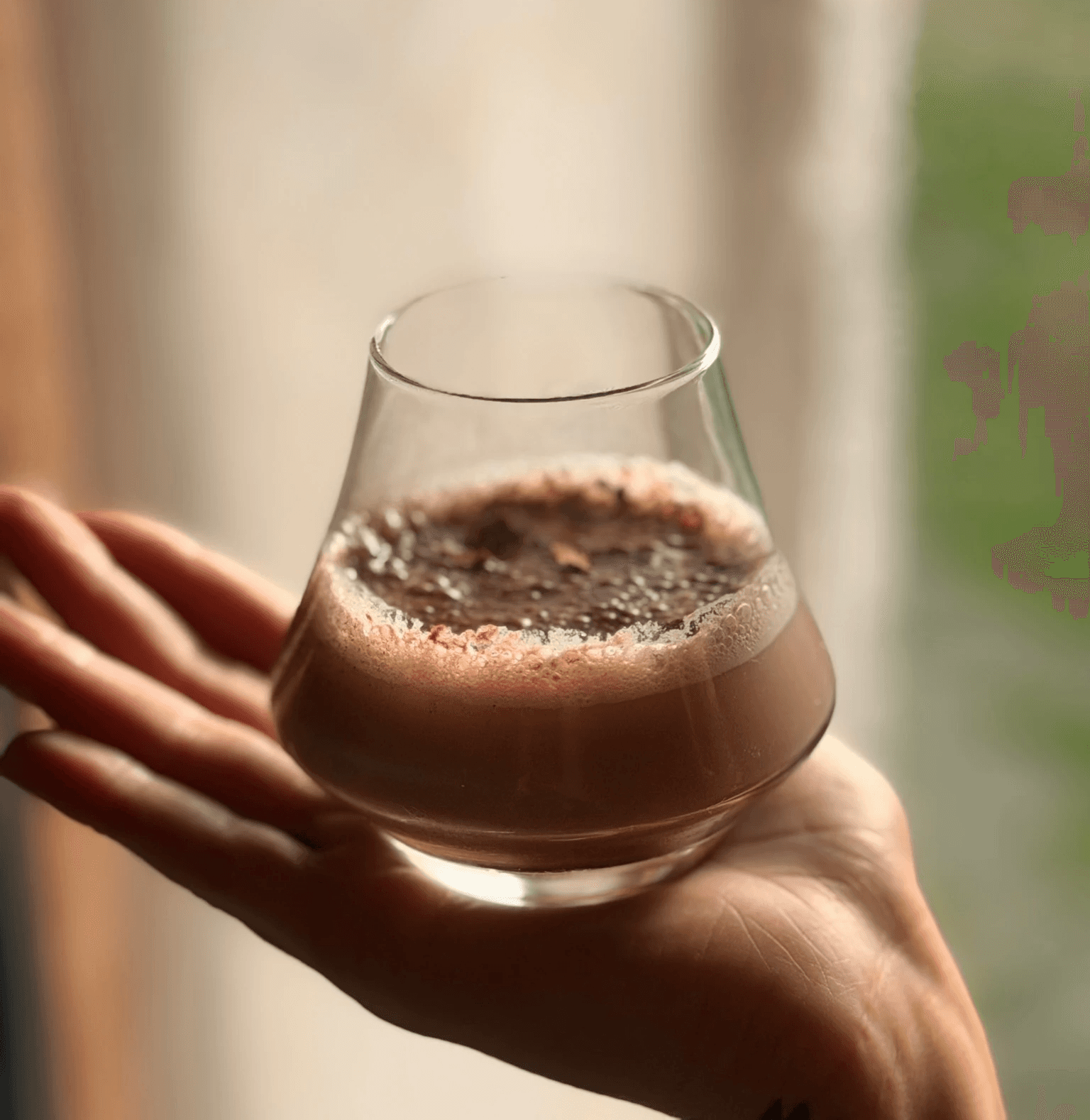 Un cocktail sur un bar avec des noisettes sur le coté