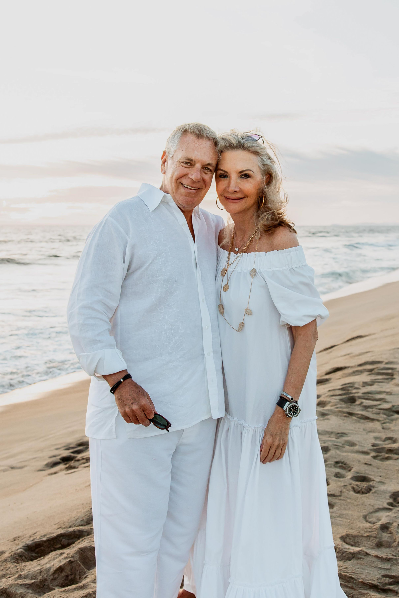 Familia capturada en una sesión fotográfica frente al mar