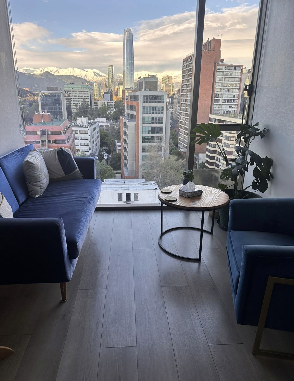 Foto de un lugar acogedor con vistas a la ciudad en un día soleado