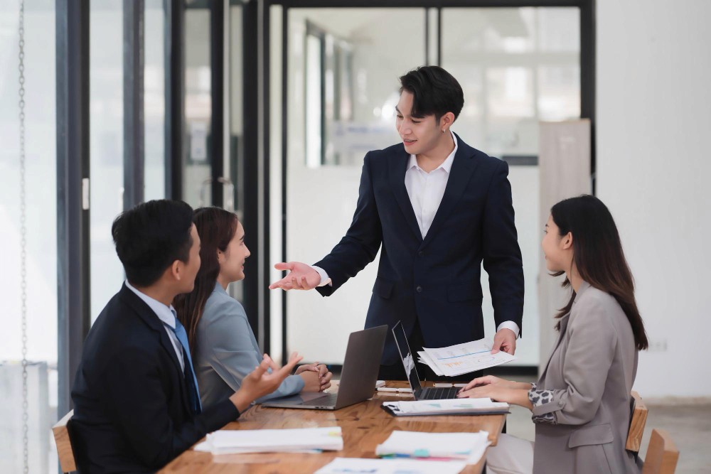 設計團隊開會討論施工細節