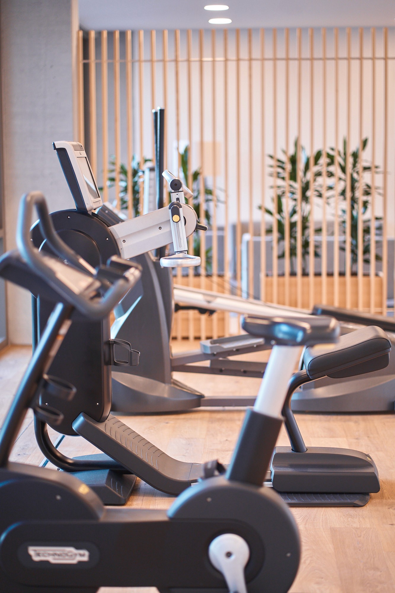 Modernes Equipment des Fitnessstudios bei Körperwerk - Smarte Geräte