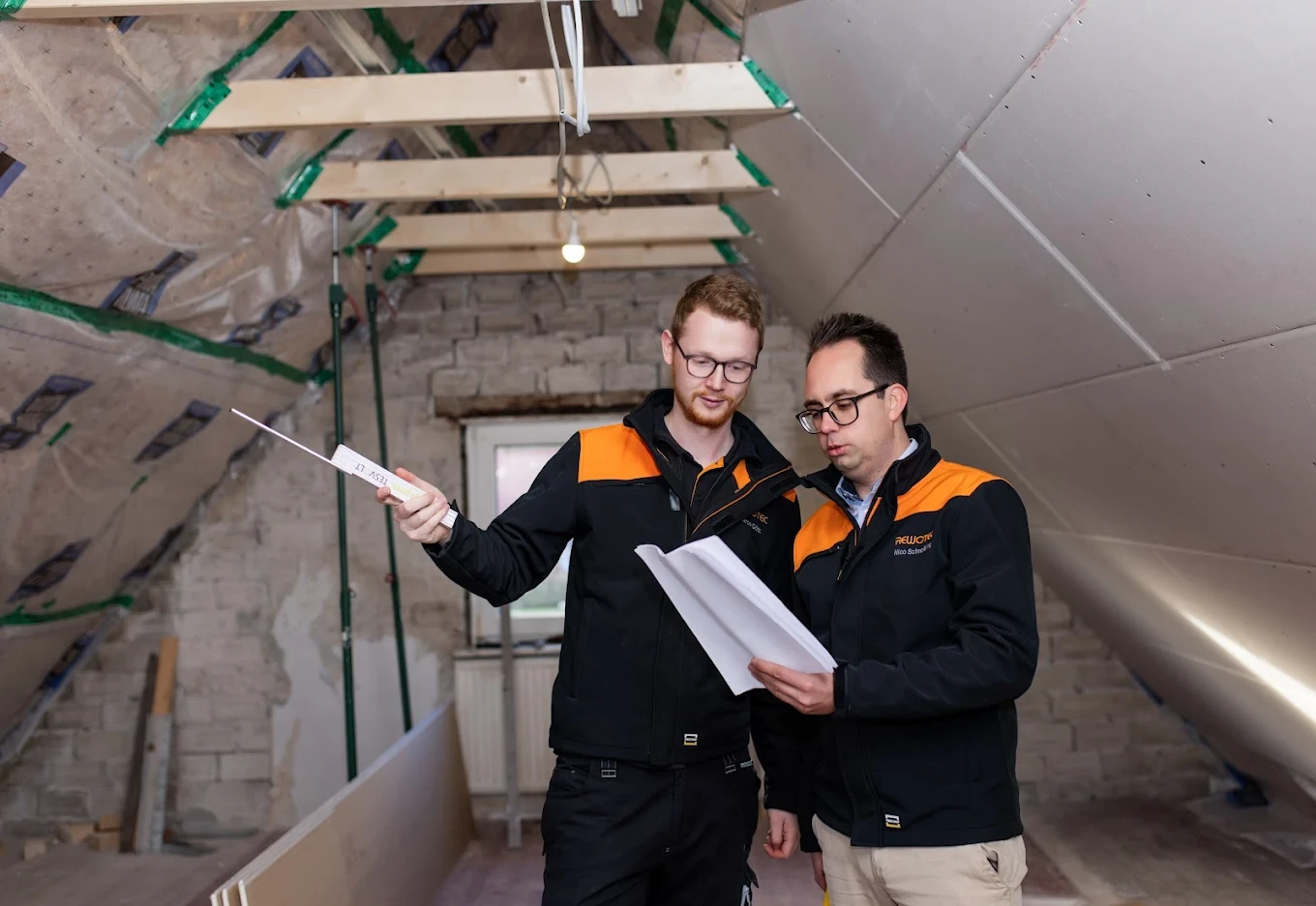 Zwei Mitarbeiter bei der Planung auf einer Baustelle