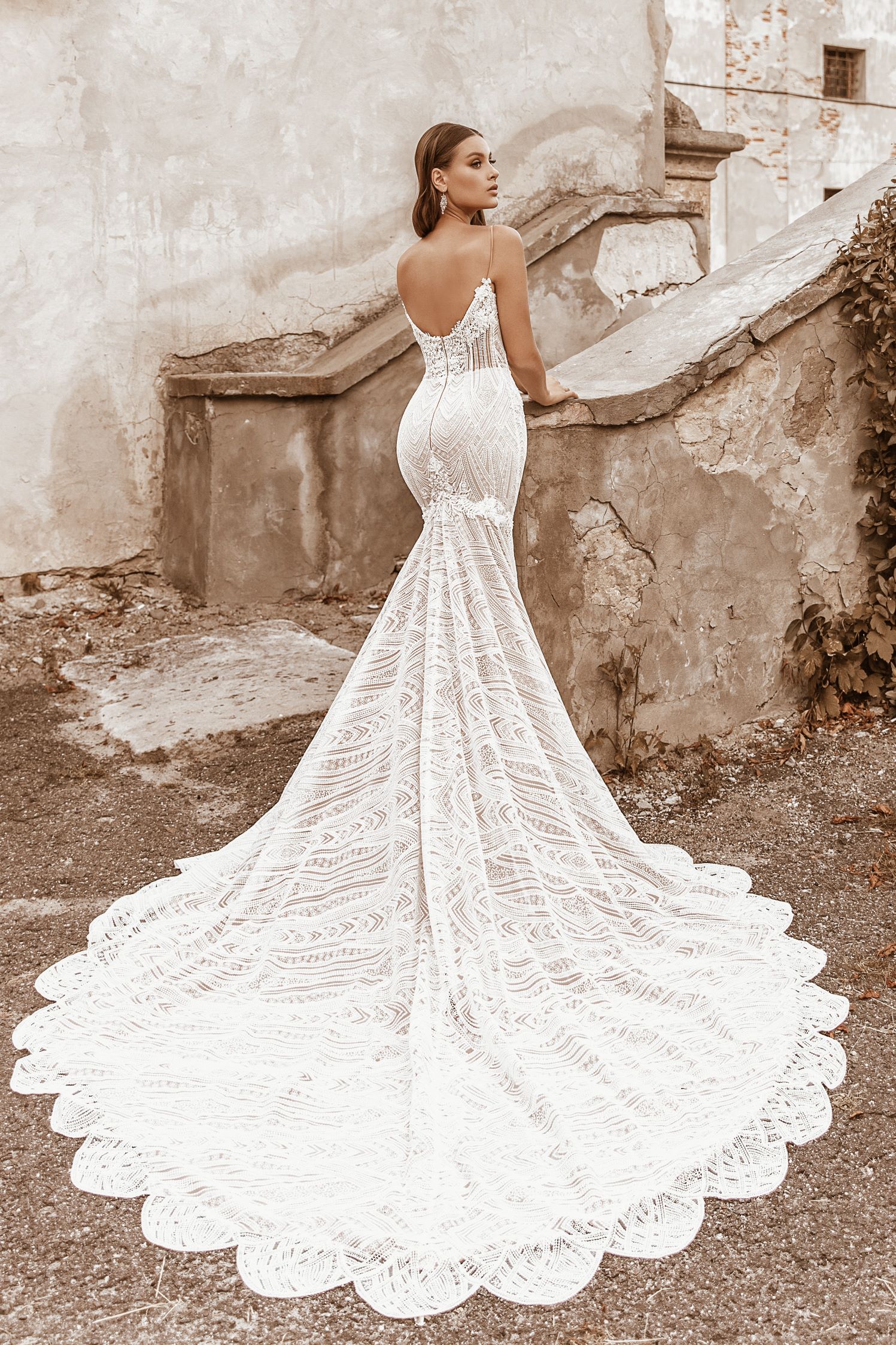 Rückenfreies Fit and Flare Brautkleid mit filigraner Spitzenkante