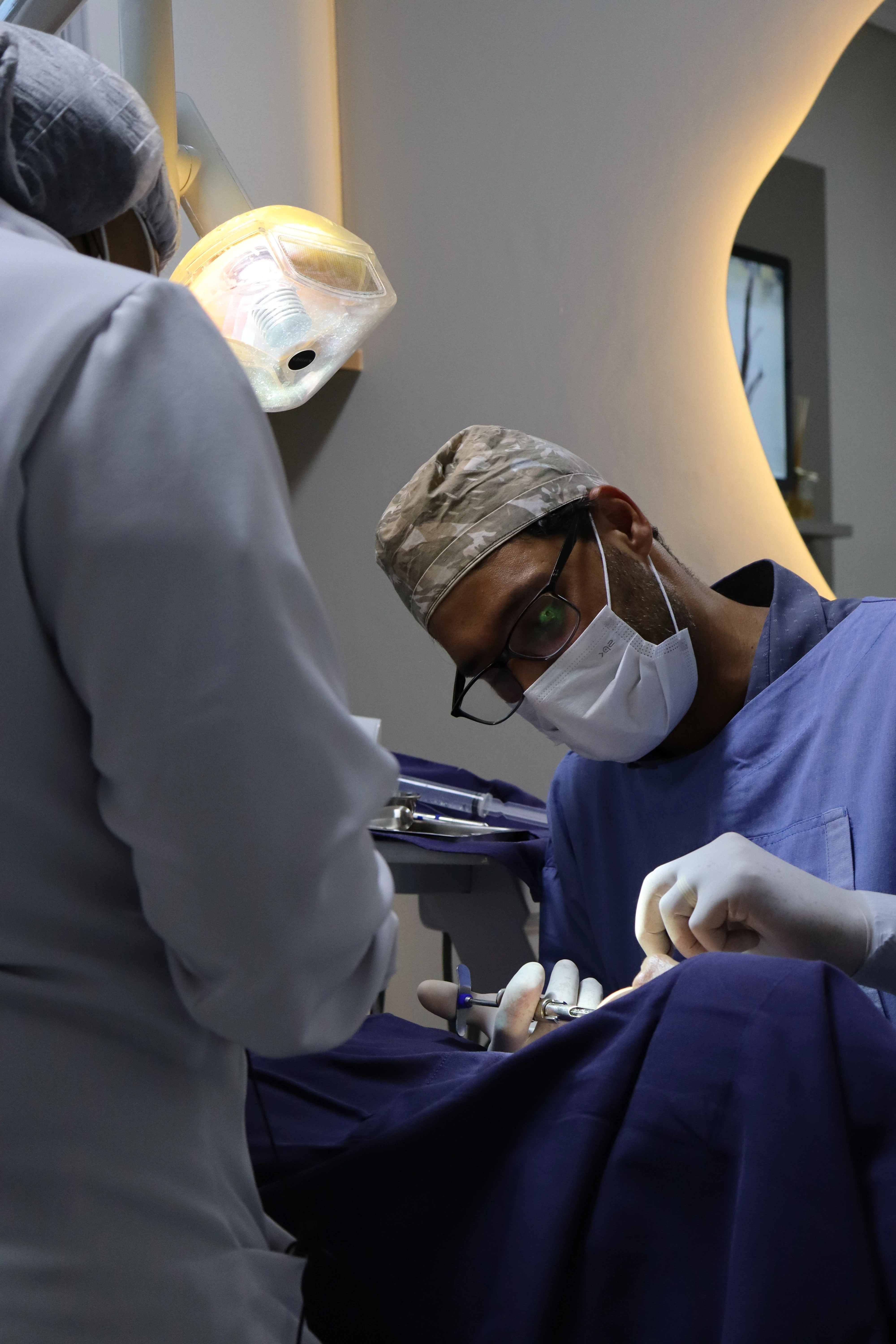 Foto do Dr. Alair Marques Filho em um procedimento de implante dentário