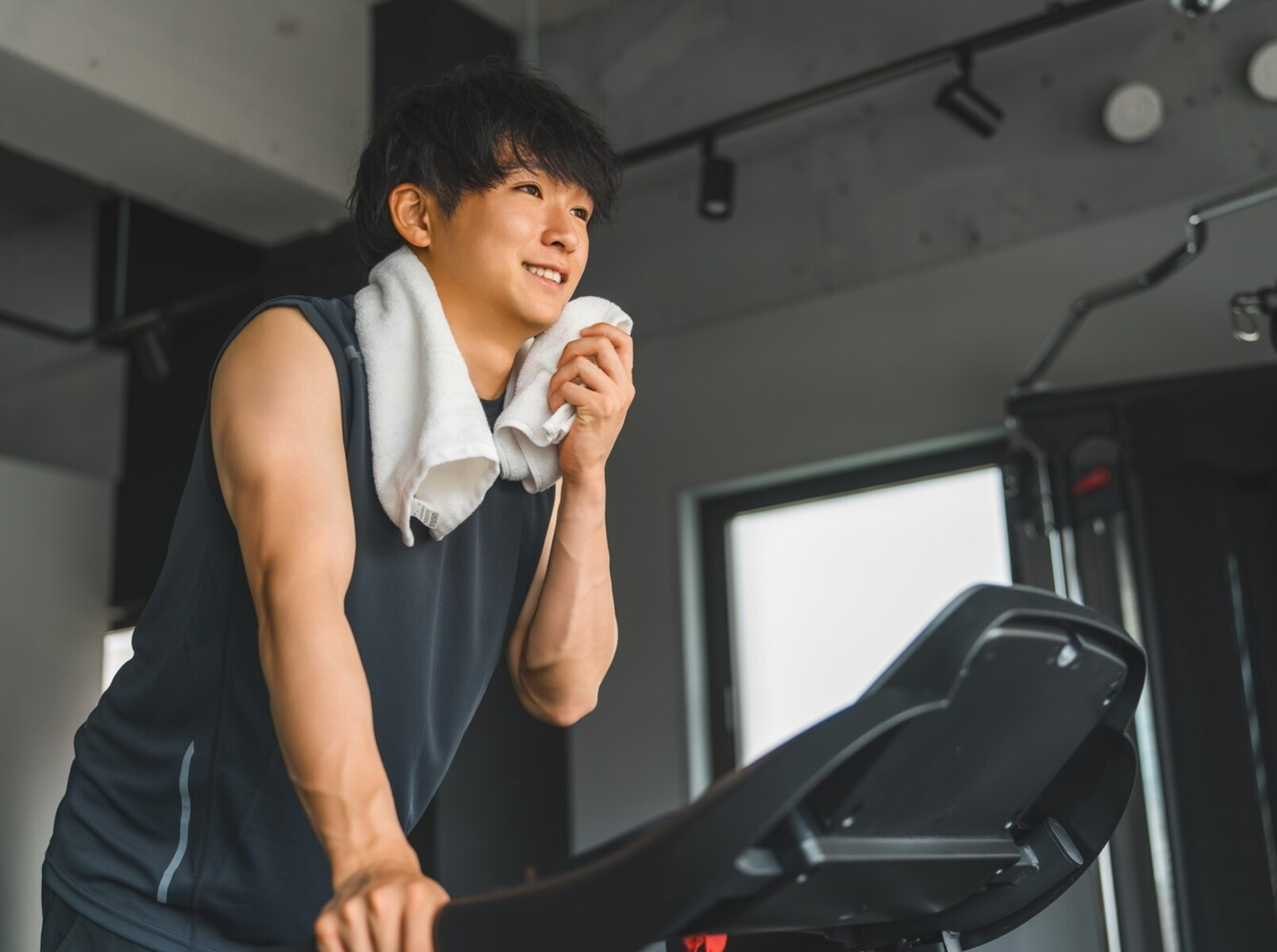 man using a treadmill at the gym for cardio as part of his shake plate weight loss routine