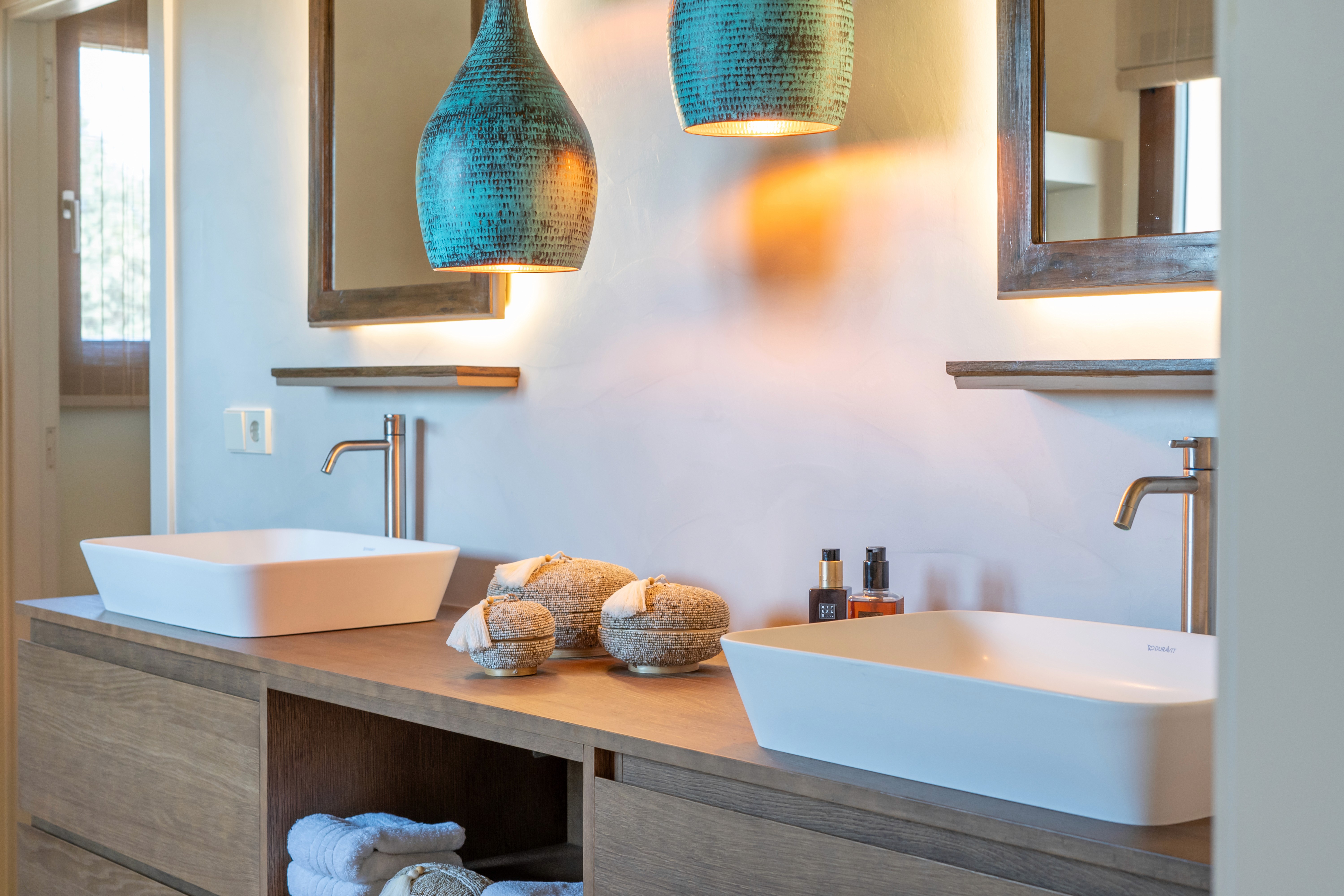 Badezimmer der Finca in Llucmajor gestaltet von Home Styling Mallorca mit Naturstein, Holz und handgefertigten Details