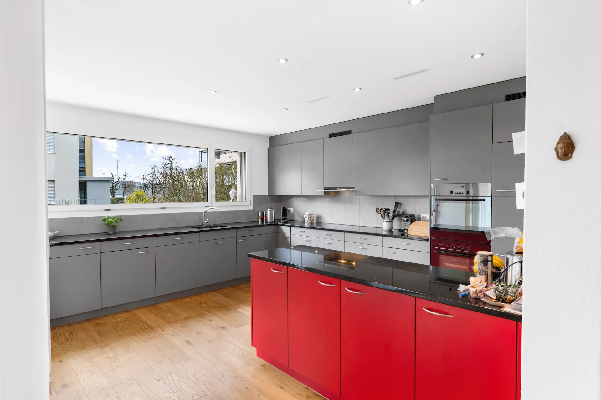 Moderne Designküche mit roten Akzenten und hochwertigem Innenausbau