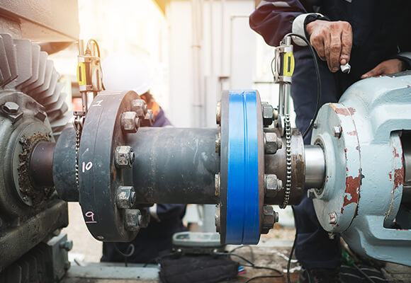 Zerstörungsfreie Ultraschall-Prüfung an einem industriellen Rohrsystem durch Techniker von Franke + Pahl – Mobile Messtechnik zur Überprüfung der Anlagenverfügbarkeit