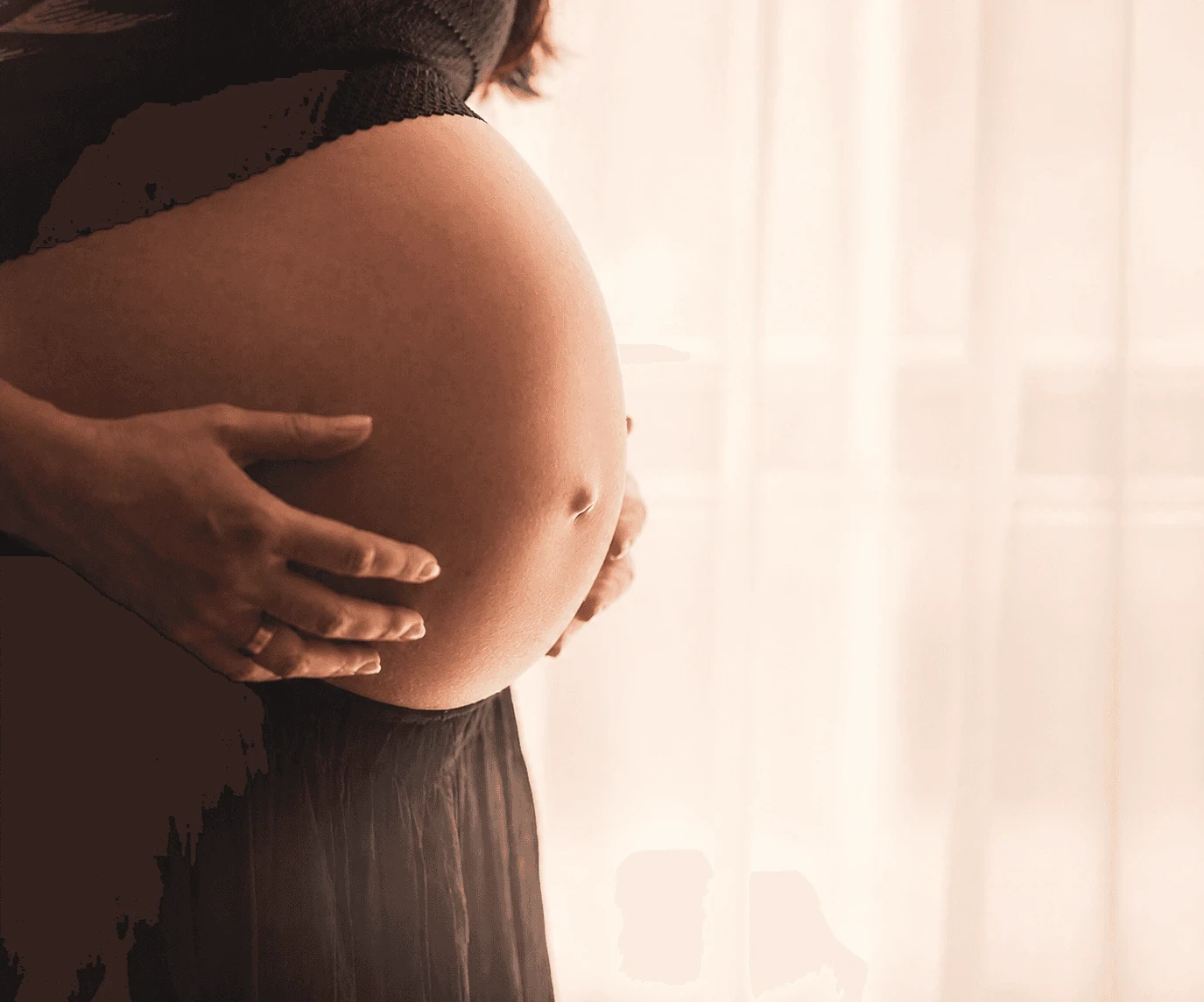 Femme enceinte pendant une séance de Pilates prénatal