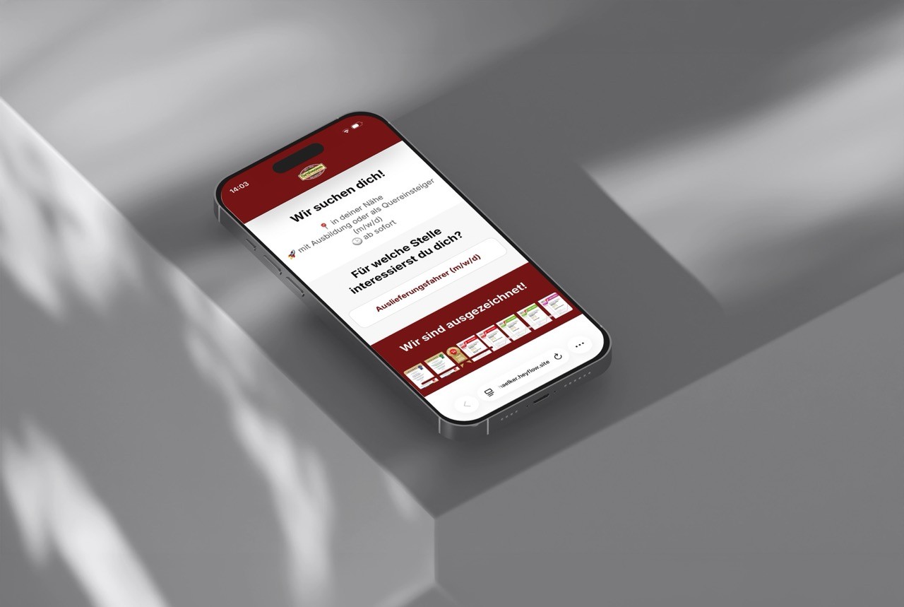 Smartphone zeigt Website mit Stellenangeboten für die Diakonie. Karriere starten!