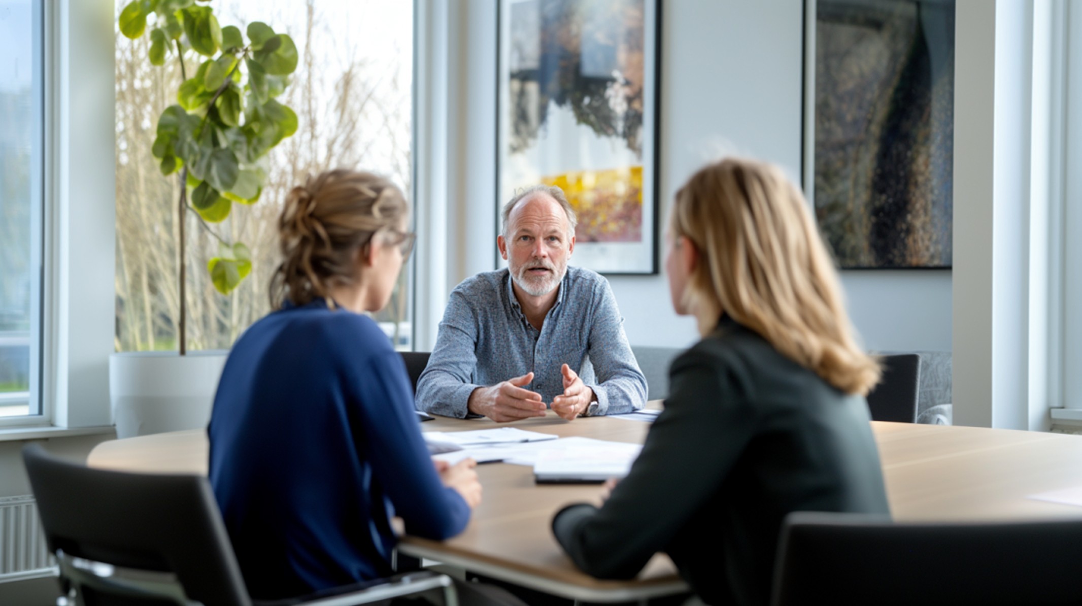 Professional geeft inhoudelijke begeleiding bij aanbestedingen