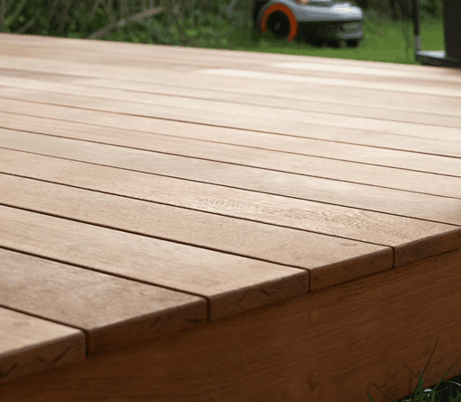 Nærbillede af professionelt lagt træterrasse i kvalitetsmaterialer