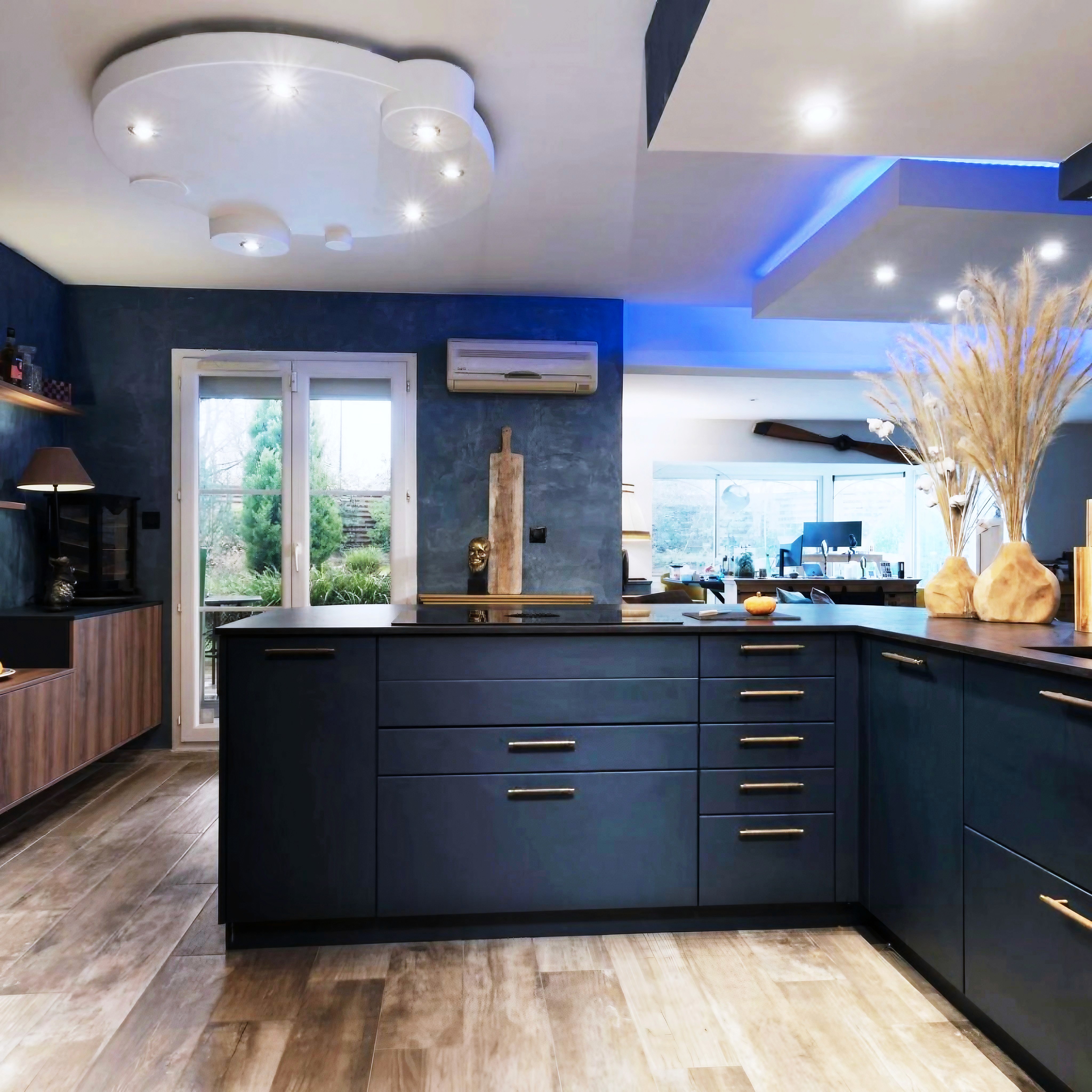 Rénovation cuisine Seine-et-Marne avec placards sombres, sol bois, dosseret mosaïque et grand îlot lumineux, architecte d'intérieur clé en main.