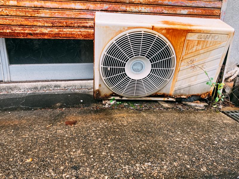 錆びたエアコン