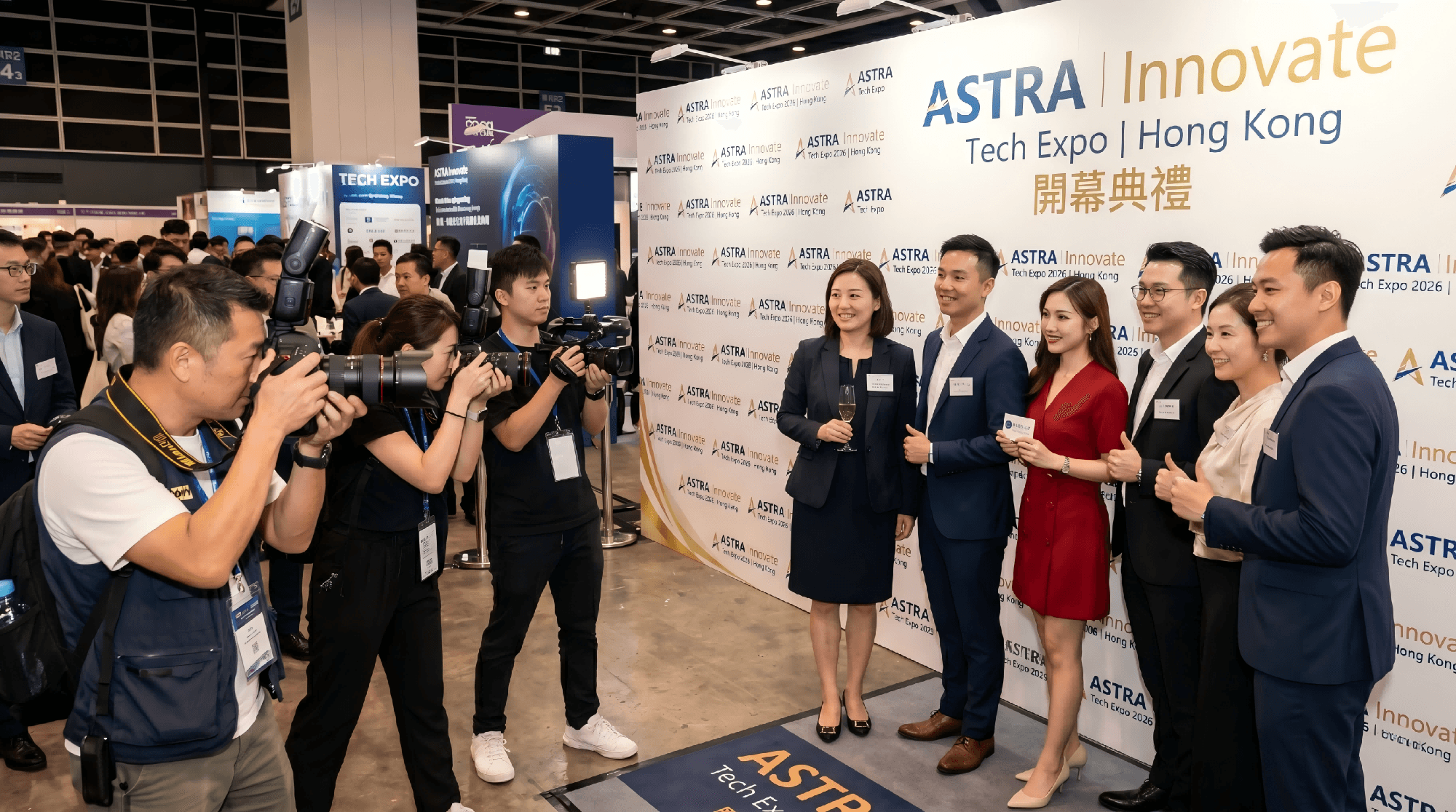 展覽開幕現場設有品牌背景板與媒體拍攝區，嘉賓在背板前合照，讓活動當日更容易產出可傳播的曝光畫面 Exhibition opening with branded media wall and photographers capturing guest photos to generate shareable visual content 展覽媒體拍攝位 品牌背景板 活動曝光度