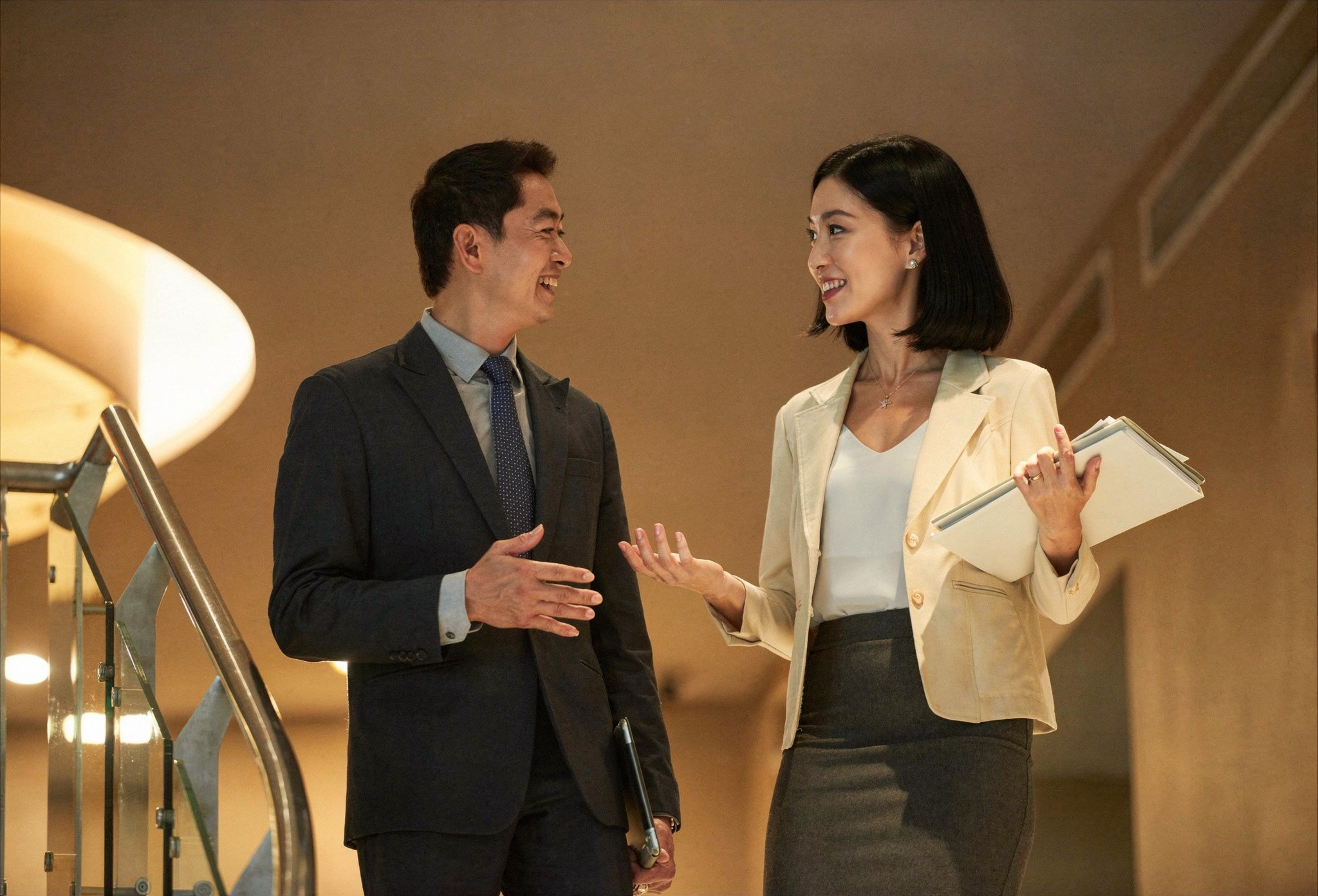 商業發佈會流程節奏把控，活動統籌在後台精準管理議程與嘉賓登台 Corporate event manager controlling run down and show flow for business launch event