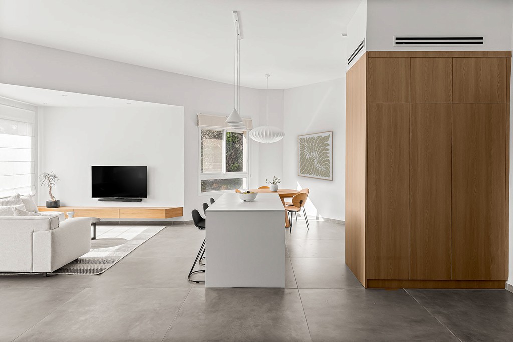 חלל מגורים, אוכל ומטבח מודרני בתכנון פתוח, מואר ומרווח.