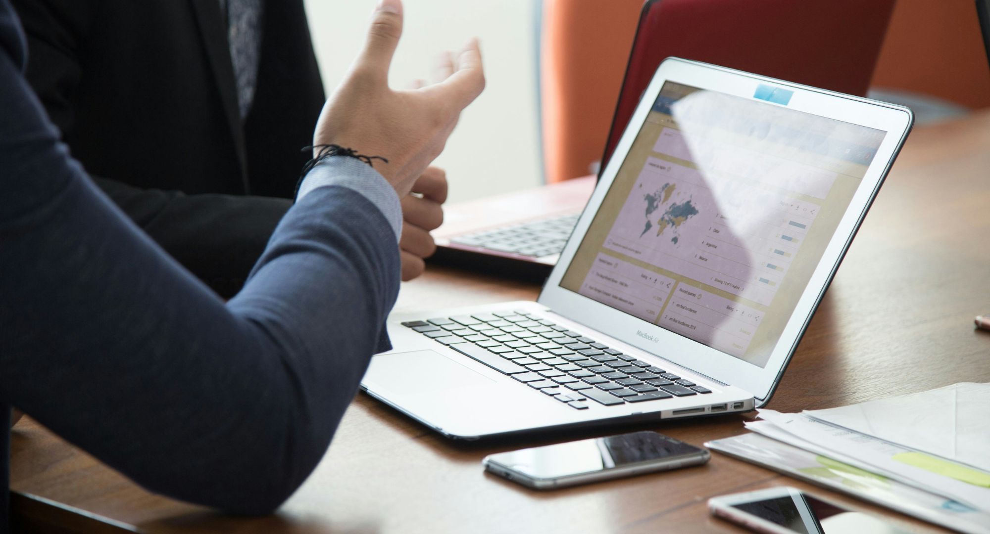 pessoa de camisa preta e manga comprida usando macbook pro