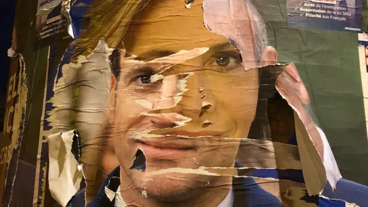 Gros plan sur une affiche politique collée sur un mur, représentant le visage d’un homme en costume. Le papier est arraché et superposé à d’autres affiches, créant un effet de déchirure et de fragmentation du visage. Des fragments de textes et de slogans apparaissent en arrière-plan. Cette image accompagne la réflexion sur la RSE comme levier stratégique pour une marque employeur rayonnante, en symbolisant l’écart possible entre discours affiché et réalité perçue, ainsi que l’importance de la cohérence d’image dans l’espace public.