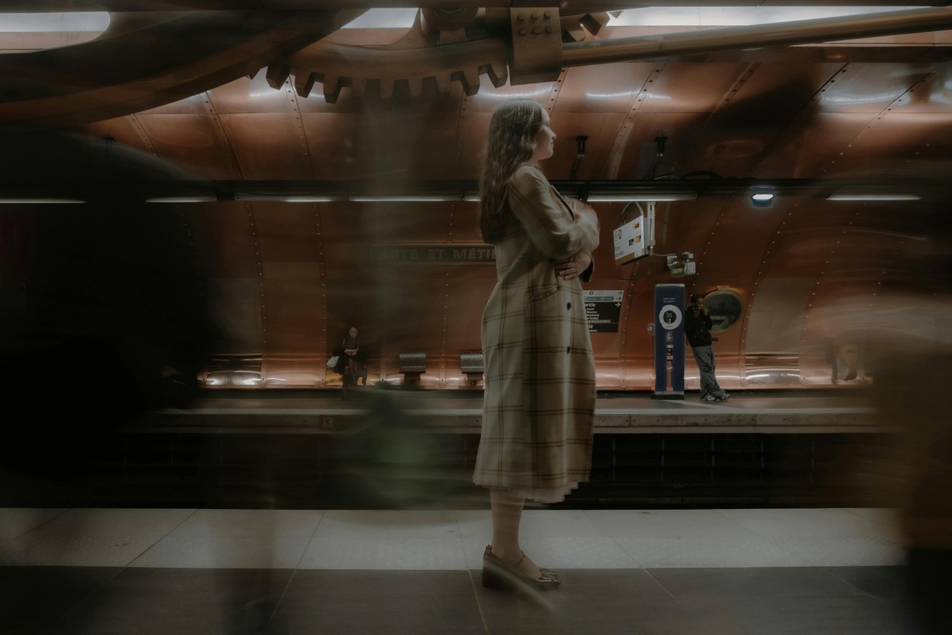 photo d'une femme sur le quai du métro ou d'une gare, illustrant comment Human Remediation Vitality étudie la force de la régulation sur la motivation quotidienne