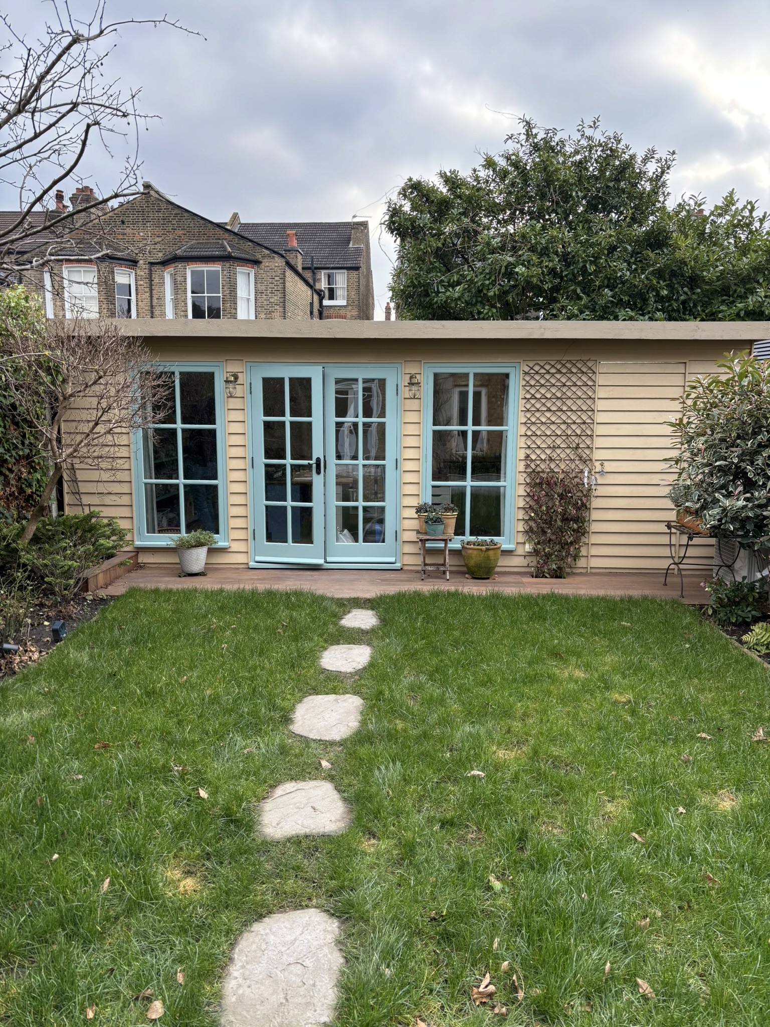 Interior Designer's Office in North Dulwich. Painted redwood board on board garden room by Eleven Trees.