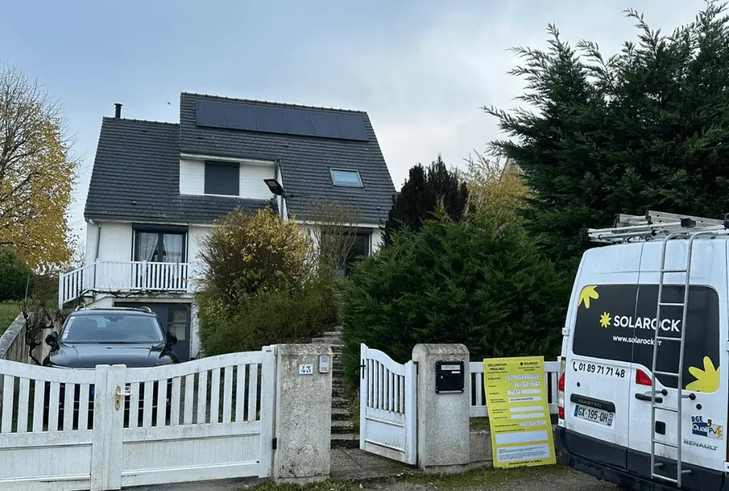 Photo d'une maison à Rouville équipée de panneaux photovoltaïques dont l'installation a été faite par Solarock.