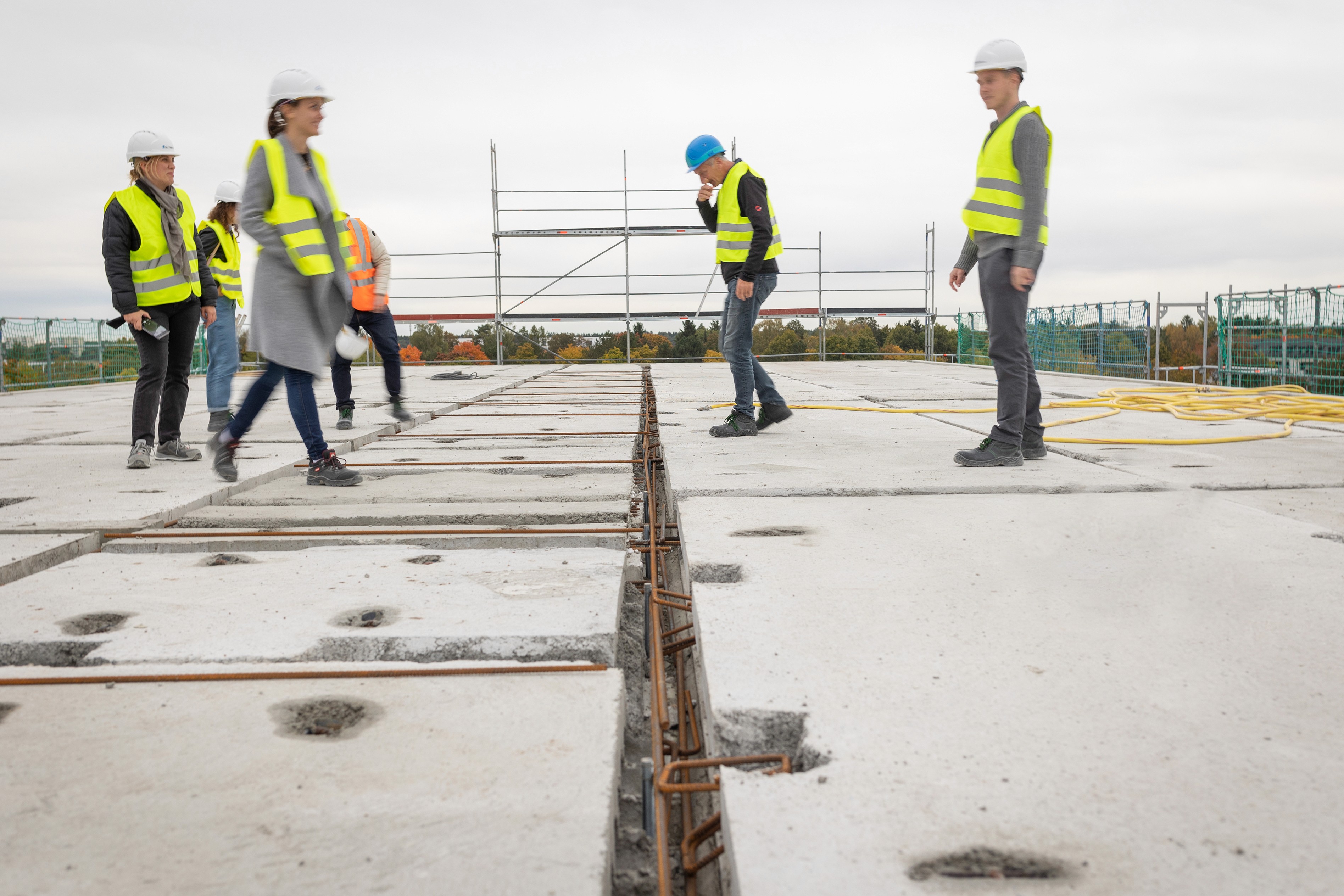 Team Grassinger Emrich Architekten bei einer Baustellenbesichtigung