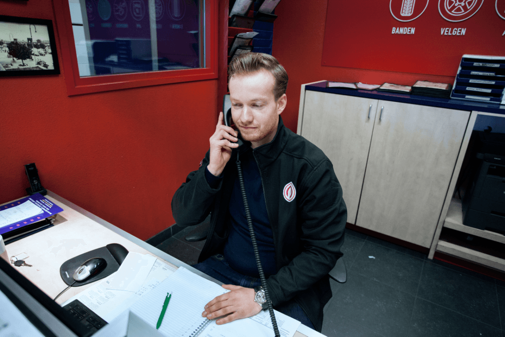 Service adviseur achter de balie