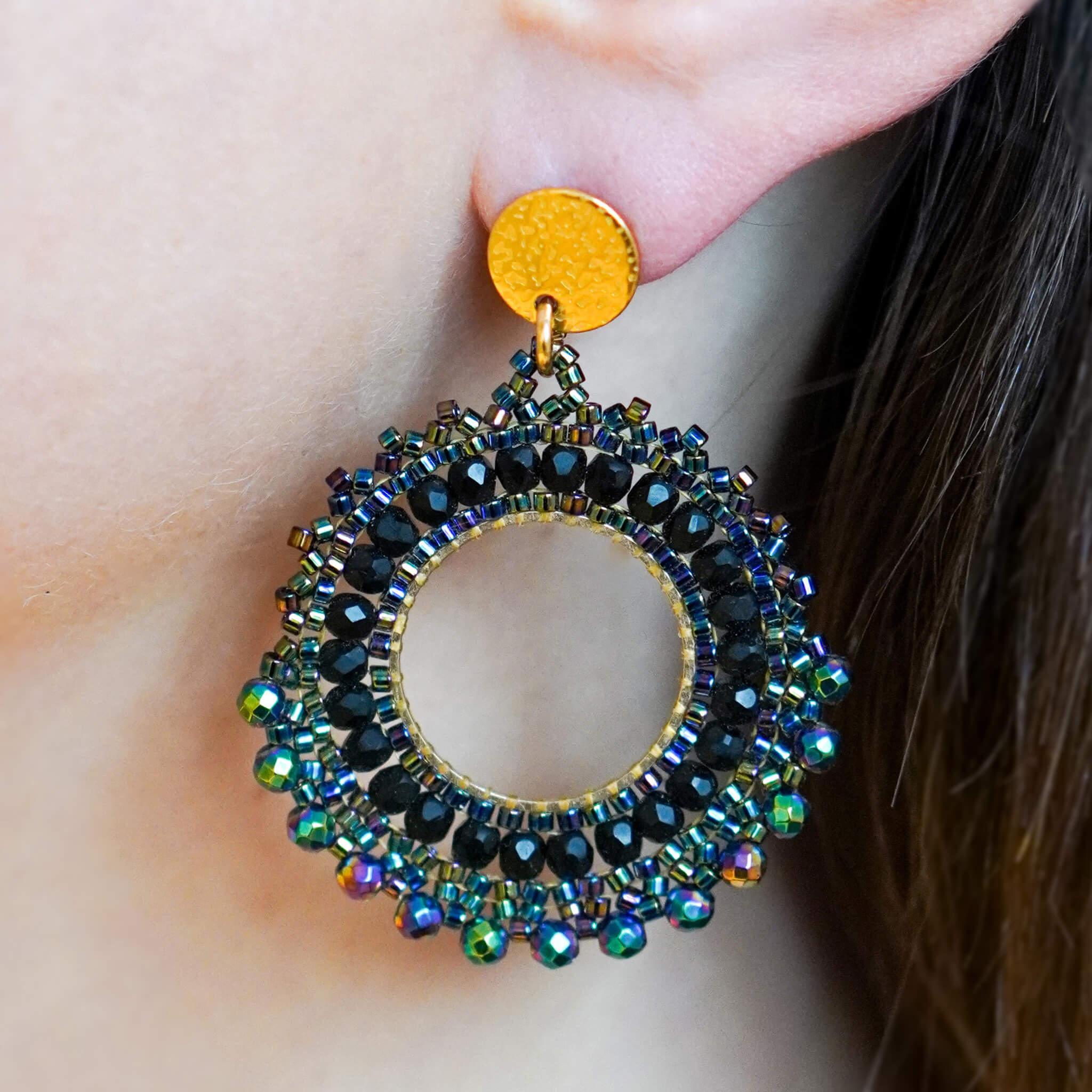 Kolczyki na sztyfty benzynowe czarne koła z hematytem z koralików mooncrumbs