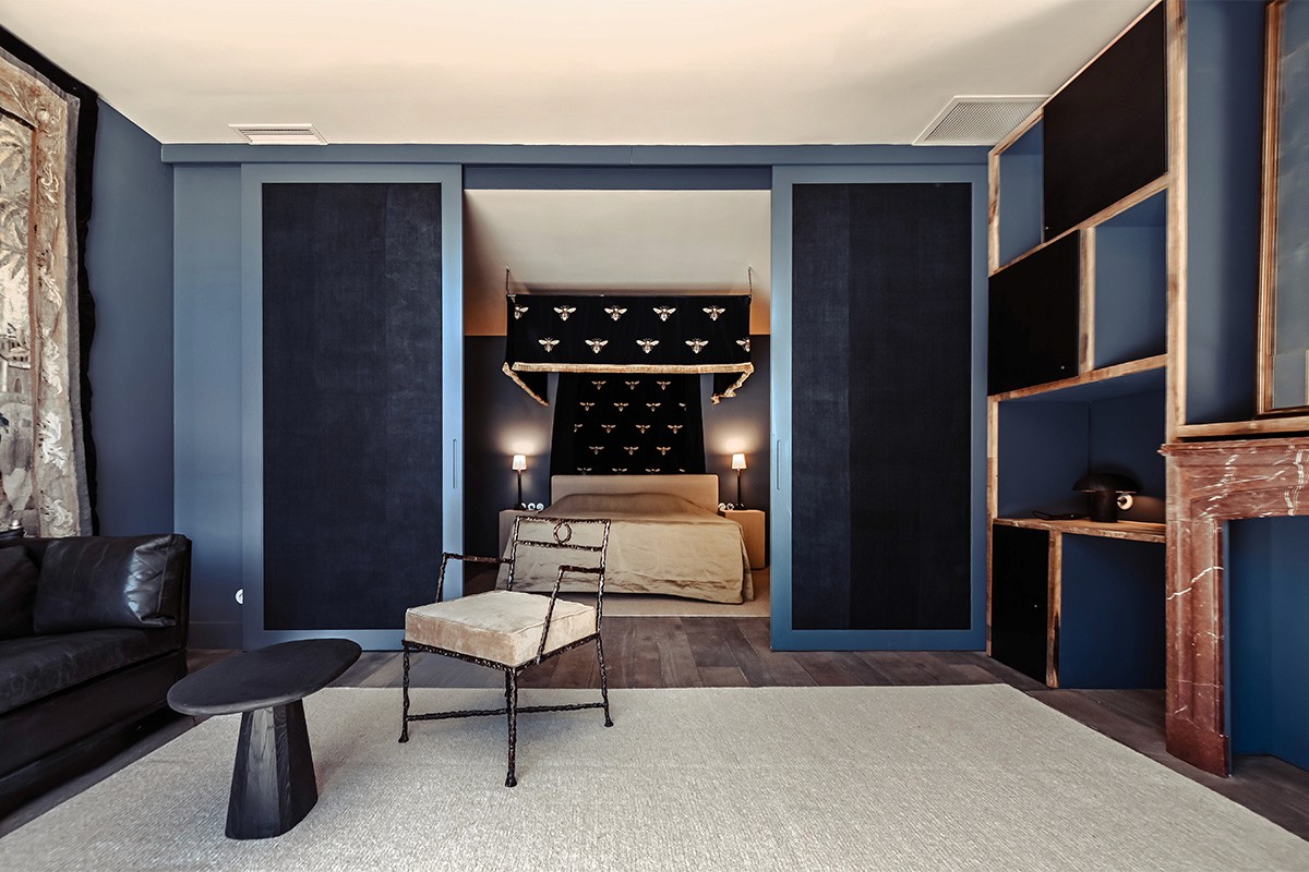 suite hôtelière, suite de prestige, suite haut de gamme, chambre d’hôtel de charme, hébergement de luxe, hébergement de caractère, rénovation hôtelière, architecture hôtelière, design hôtelier, hôtel de charme, domaine de réception, domaine événementiel, suite événementielle, hébergement pour mariage, hébergement pour séminaire, suite romantique, chambre premium, expérience hôtelière haut de gamme.  rénovation patrimoine, réhabilitation patrimoine bâti, rénovation dépendances de château, château de la Banquière, architecture du patrimoine, rénovation de prestige, conservation du patrimoine, valorisation de l'existant, architecture contemporaine et patrimoine, restauration bâtiment ancien, domaine historique, réhabilitation domaine de caractère.  charpente apparente, poutres anciennes, poutres en bois massif, structure historique conservée, matériaux anciens, pierre et bois, authenticité architecturale, volumes existants, rénovation respectueuse du patrimoine, détails architecturaux, matériaux nobles, caractère historique, charme de l'ancien, patrimoine rénové.  suite sous charpente, chambre avec poutres apparentes, volume cathédrale, plafond mansardé, architecture intérieure patrimoniale, chambre de caractère, suite en double hauteur, architecture intérieure haut de gamme, aménagement sur mesure, design intérieur contemporain, décoration raffinée, élégance intemporelle, ambiance chaleureuse, atmosphère intimiste, confort hôtelier.  mobilier sur mesure, décoration haut de gamme, design contemporain, architecture intérieure, aménagement intérieur, chambre minimaliste, matériaux naturels, finitions soignées, éclairage décoratif, miroir design, mobilier intégré, suite contemporaine, luxe discret, raffinement architectural, expérience client premium.  architecte patrimoine Montpellier, architecte patrimoine Nîmes, architecte patrimoine Perpignan, rénovation château Montpellier, rénovation domaine historique, rénovation hôtel de charme, rénovation suites hôtelières, réhabilitation patrimoine Occitanie, architecte Occitanie, agence d'architecture patrimoine, maîtrise d'œuvre patrimoine, rénovation de prestige Occitanie.