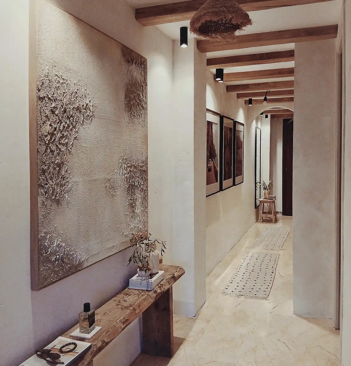 Moderner Flur mit Wandkunst und Sitzbank im Referenzprojekt Casa Terra mit durchdachtem Interior-Design-Konzept.