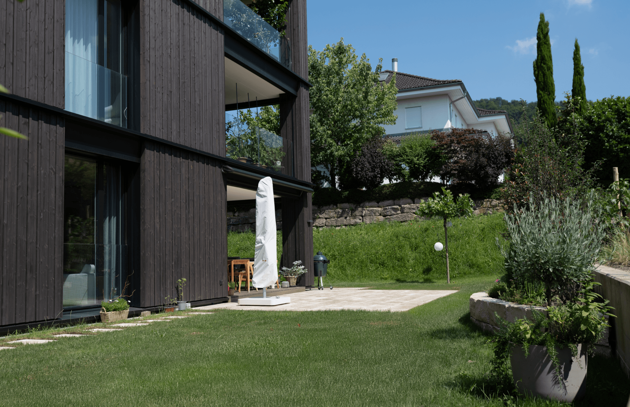 Haus mit neuem Rasen