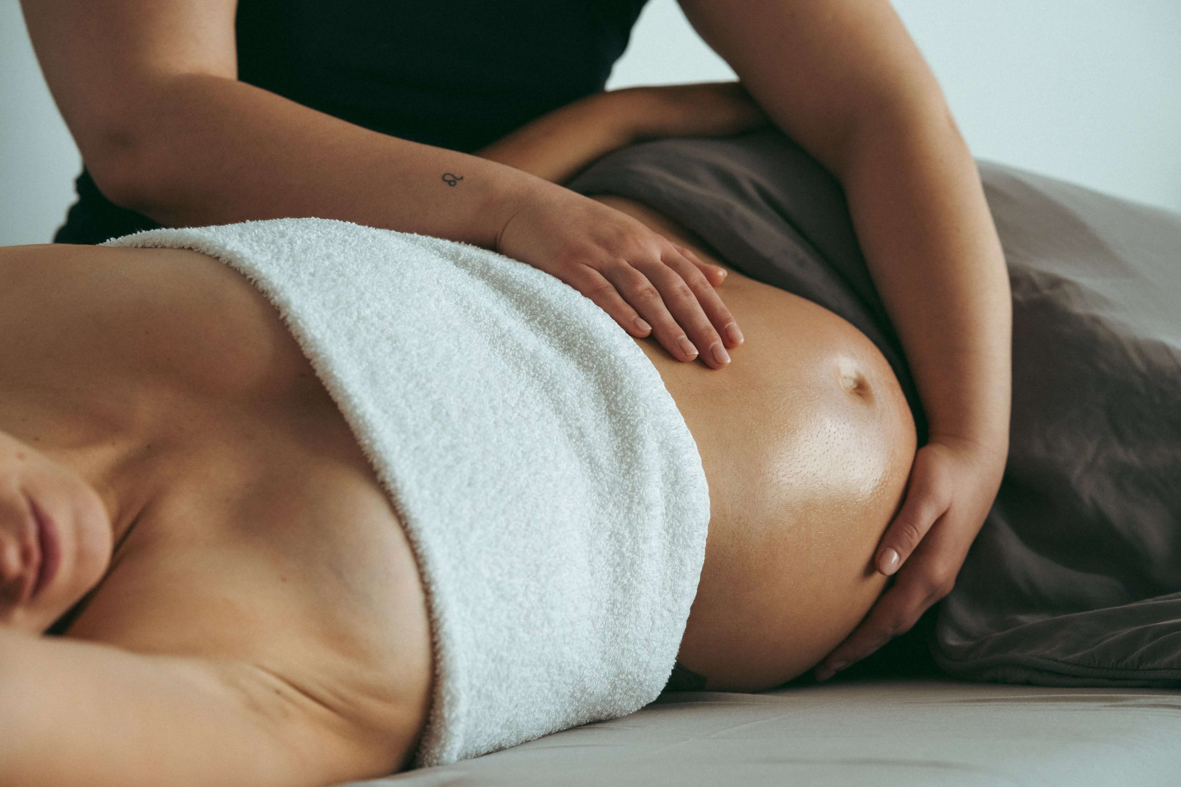 Une femme enceinte profitant d’un massage relaxant.
