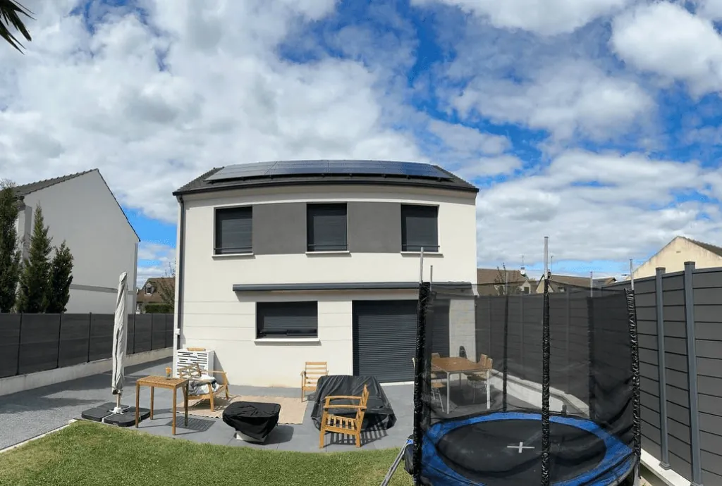 Photo d'une maison à Montigny équipée de panneaux photovoltaïques dont l'installation a été faite par Solarock.