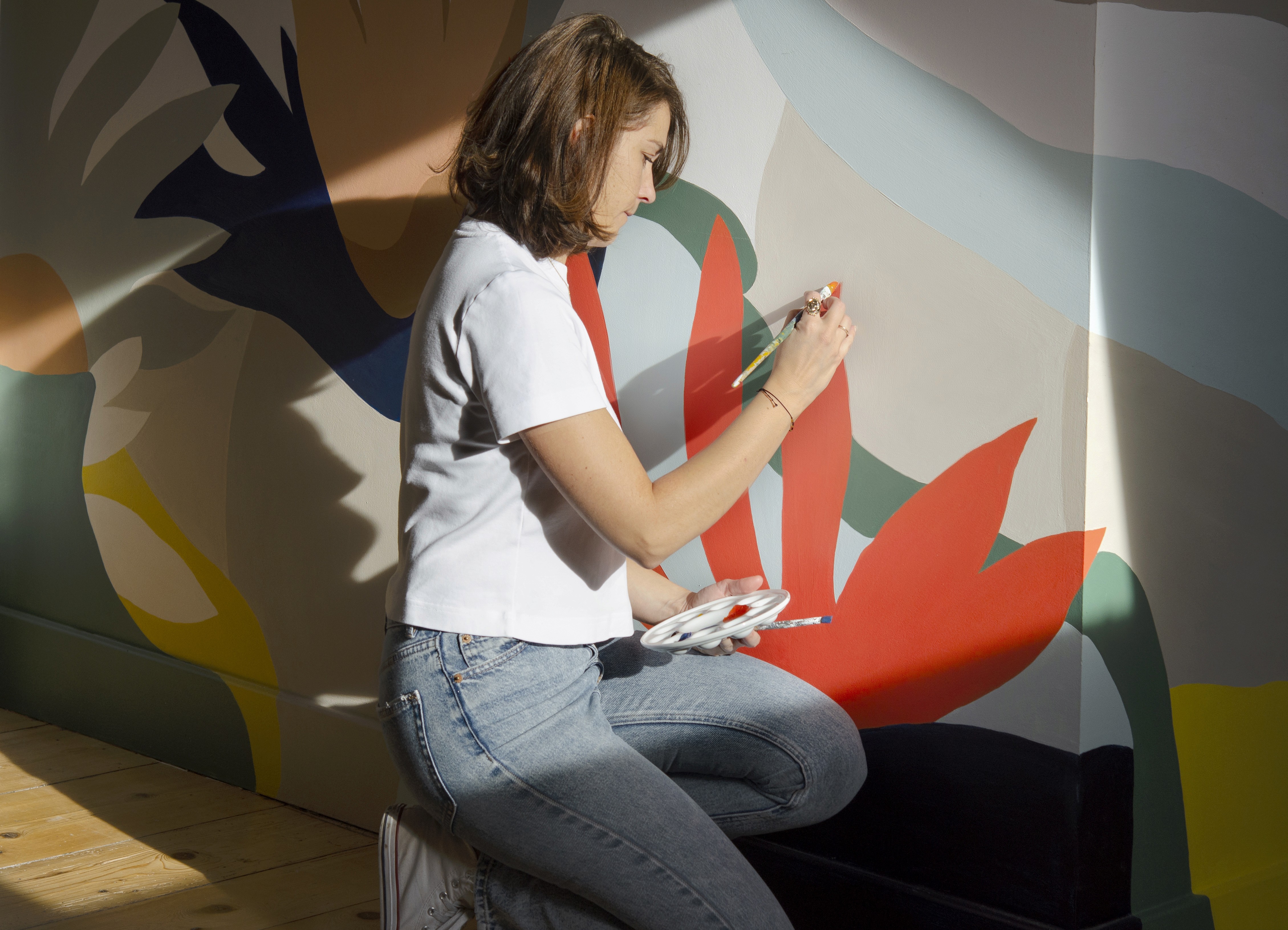 Photo de Charline JACOB entrain de peindre la fresque.