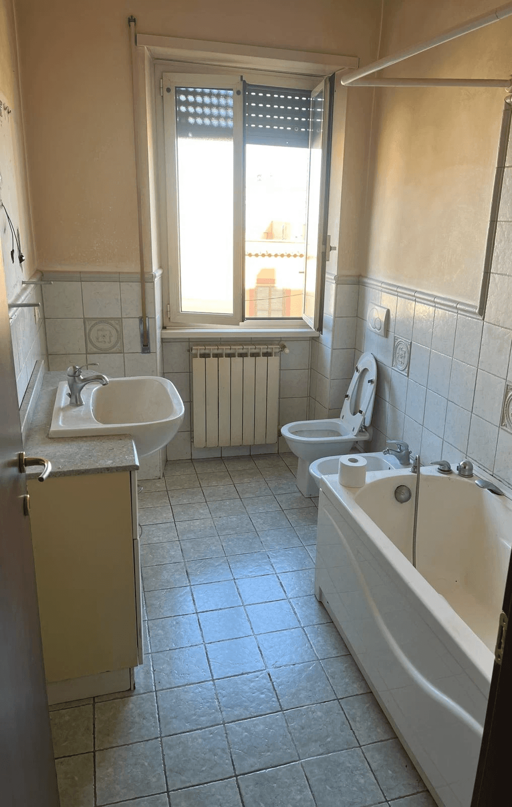 vecchio bagno con vasca prima dei lavori di rinnovo