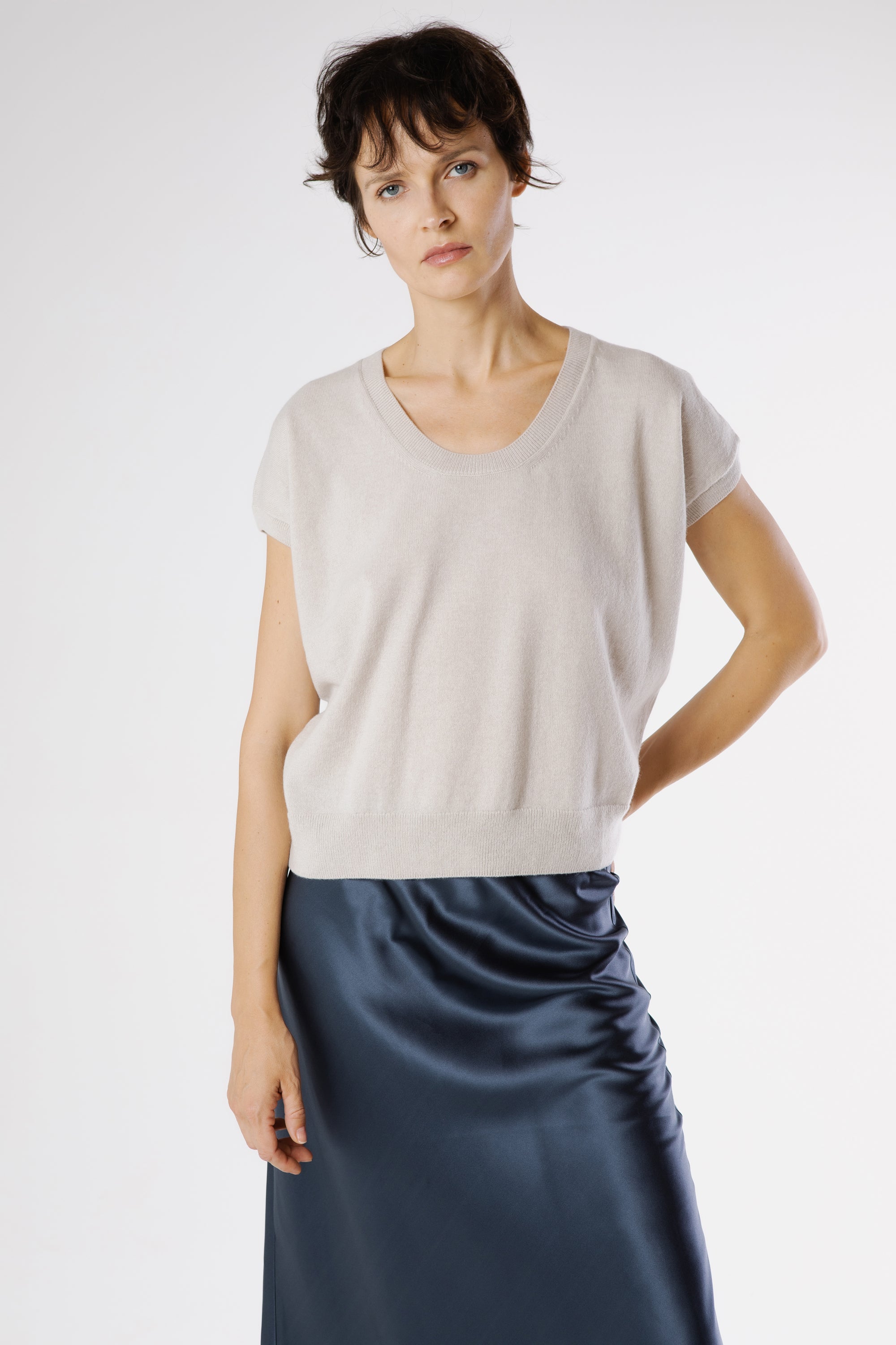 Side profile of the Hamlet Cashmere Pullover Sphinx revealing its soft structure and flattering relaxed fit.