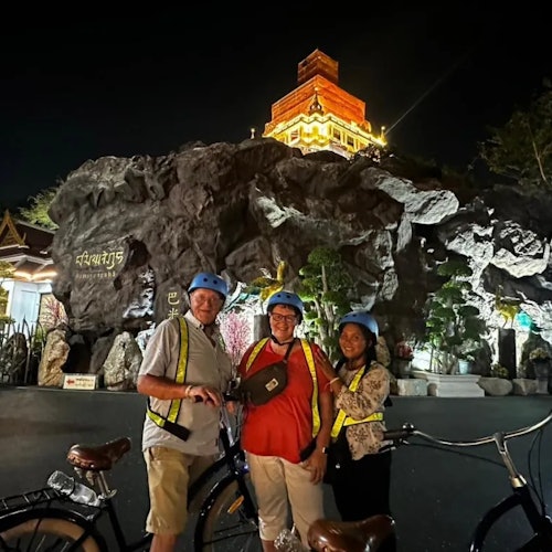 豪華版的日落之旅將探訪金山寺，並在河邊享用套餐晚餐。