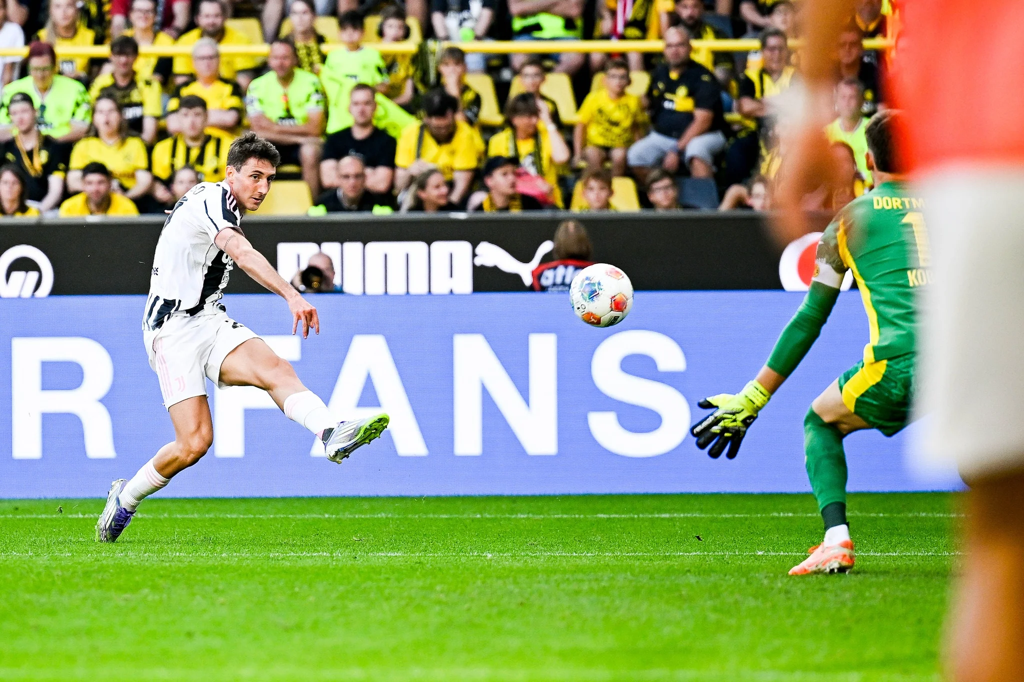 Камбиазо бележи във вратата на Дортмунд
