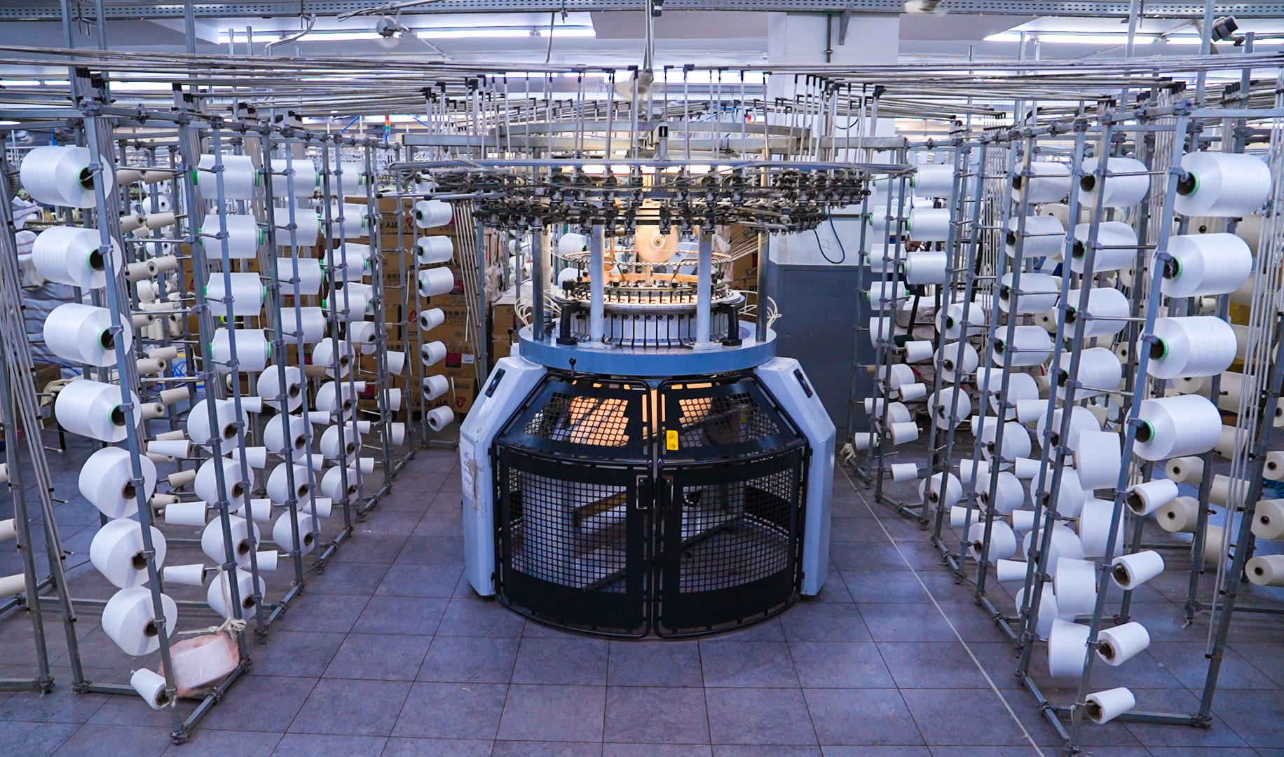 Industrial knitting machine, yarn.