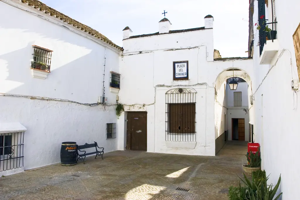 Imagen de plaza en blanco encalado propia de muchos pueblos blanco de Andalucía