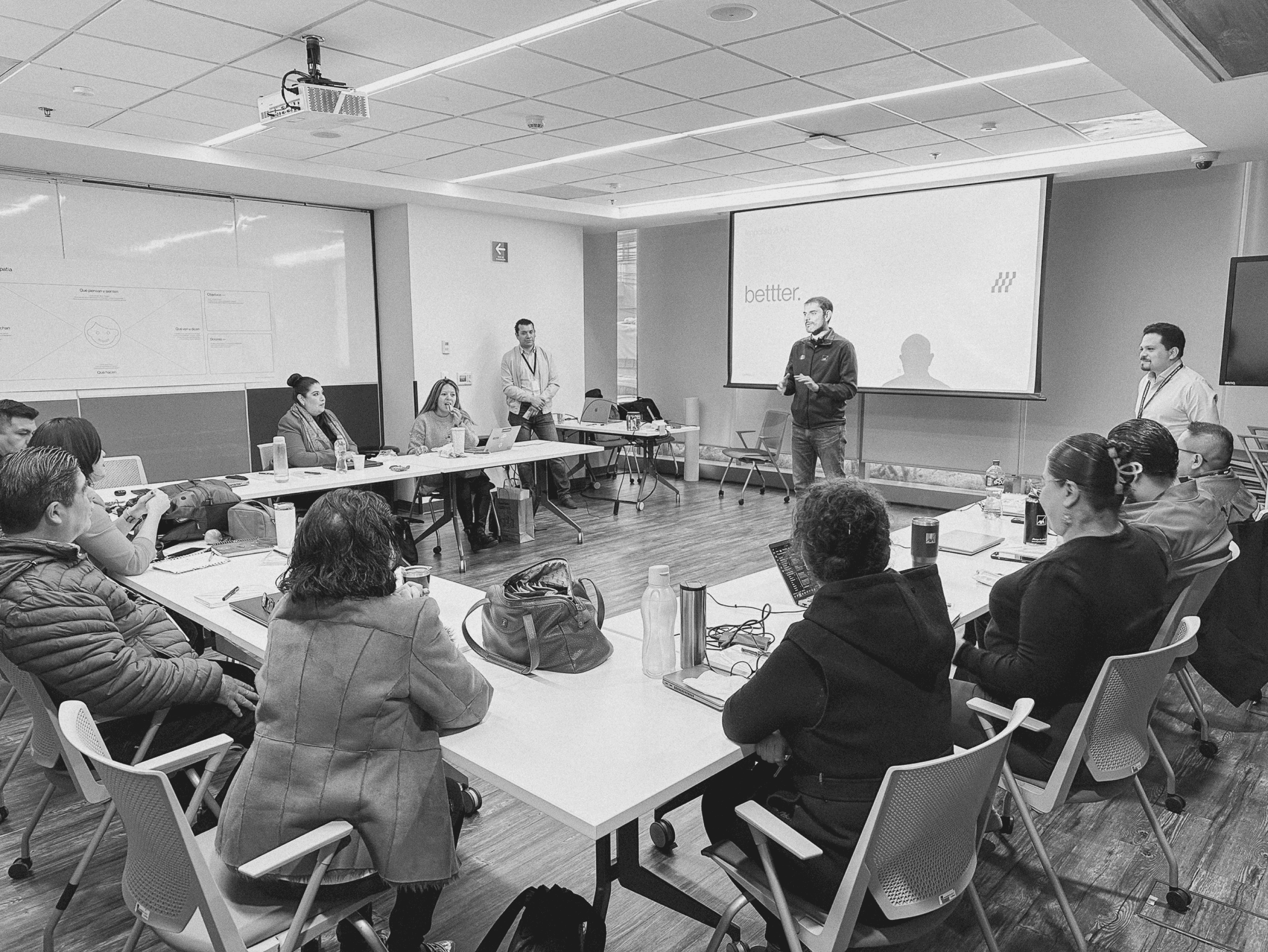 Sala con varias personas que escuchan al director de la organización AXAU