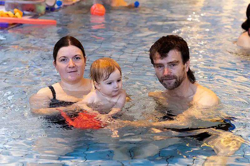 rodice s ditetem ve vode