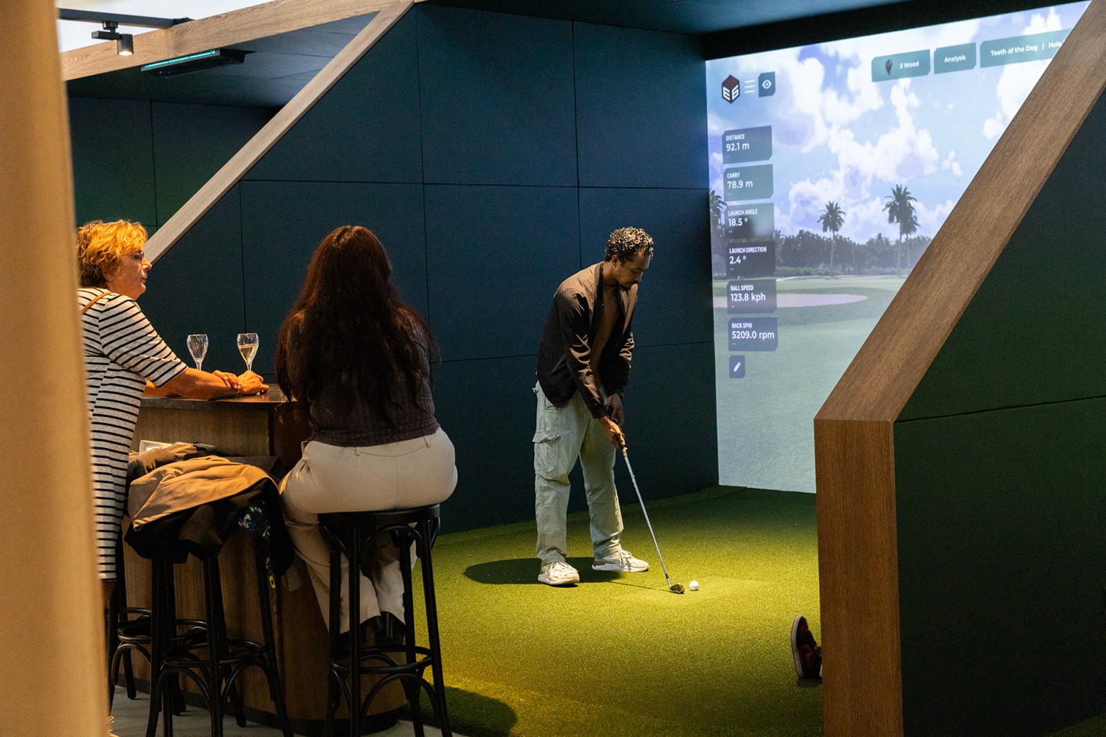 trugolf-indoor-golf-bay-club-birdies-amsterdam-speler-met-toeschouwers-en-drankjes