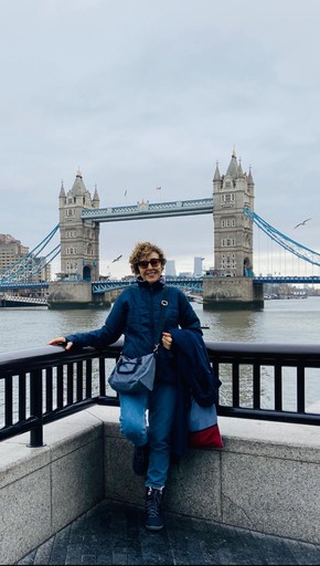 Mulher na Tower Bridge  - Psicóloga Elvira Leme