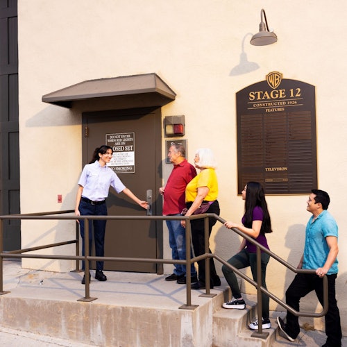 Vodič otvara vrata za četiri osobe na Warner Bros. pozornici 12, označenoj pločicom s navedenom godinom izgradnje i značajkama.
